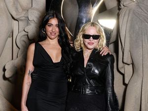 Momen Langka! Madonna dan Lourdes Tampil Kompak di Paris Fashion Week 2025 Momen Langka! Madonna dan Lourdes Tampil Kompak di Paris Fashion Week 2025