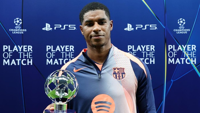 NEWCASTLE UPON TYNE, ENGLAND - SEPTEMBER 18: Marcus Rashford of FC Barcelona poses for a photo with the PlayStation Player Of The Match award after the team's victory in the UEFA Champions League 2025/26 League Phase MD1 match between Newcastle United FC and FC Barcelona at St James' Park on September 18, 2025 in Newcastle upon Tyne, England. (Photo by Michael Regan - UEFA/UEFA via Getty Images)