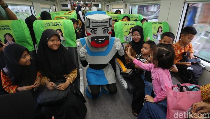 Serunya Hari Batik, Belajar Naik Transportasi Umum Bareng Anak SD!