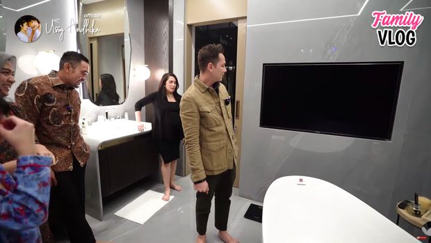 Mewah! Begini Penampakan Kamar Mandi Ahmad Sahroni, Ada TV Besar