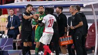 Momen ribut itu terjadi di menit-menit akhir pertandingan, ketika wasit Jesus Gil Manzano sedang mengecek VAR atas potensi penalti. Bola dikuasai kiper Man City Gianluigi Donnarumma. Foto: Getty Images/Alex Pantling
