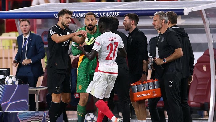 Monaco vs Manchester City MONACO, MONACO - OCTOBER 01: Gianluigi Donnarumma and Ruben Dias of Manchester City clashes with Krepin Diatta of Monaco during the UEFA Champions League 2025/26 League Phase MD2 match between AS Monaco and Manchester City at Stade Louis II on October 01, 2025 in Monaco, Monaco. (Photo by Alex Pantling/Getty Images)