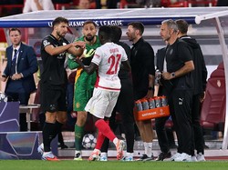 Momen ribut itu terjadi di menit-menit akhir pertandingan, ketika wasit Jesus Gil Manzano sedang mengecek VAR atas potensi penalti. Bola dikuasai kiper Man City Gianluigi Donnarumma. Foto: Getty Images/Alex Pantling