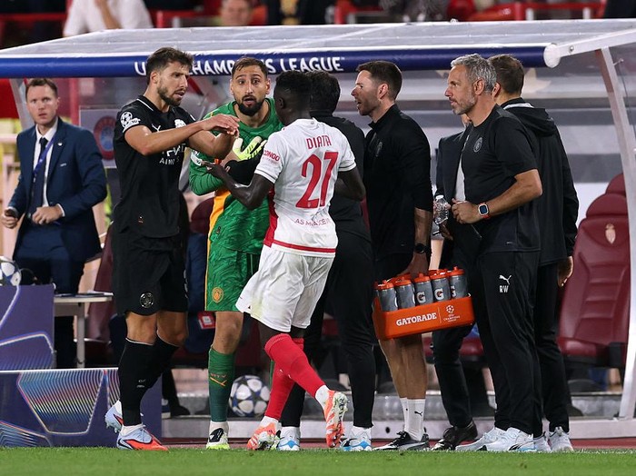 MONACO, MONACO - OCTOBER 01: Gianluigi Donnarumma and Ruben Dias of Manchester City clashes with Krepin Diatta of Monaco during the UEFA Champions League 2025/26 League Phase MD2 match between AS Monaco and Manchester City at Stade Louis II on October 01, 2025 in Monaco, Monaco. (Photo by Alex Pantling/Getty Images)