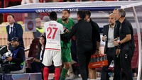 Ribut-ribut di tepi lapangan permainan berawal ketika Donnarumma enggan menyerahkan bola yang ada di tangannya ke pemain Monaco. Foto: Getty Images/Alex Pantling