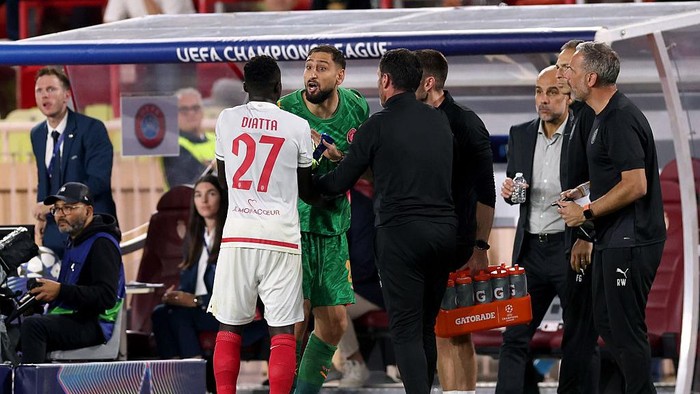 Monaco vs Manchester City MONACO, MONACO - OCTOBER 01: Gianluigi Donnarumma of Manchester City clashes with Krepin Diatta of Monaco during the UEFA Champions League 2025/26 League Phase MD2 match between AS Monaco and Manchester City at Stade Louis II on October 01, 2025 in Monaco, Monaco. (Photo by Alex Pantling/Getty Images)