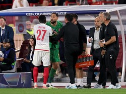 Ribut-ribut di tepi lapangan permainan berawal ketika Donnarumma enggan menyerahkan bola yang ada di tangannya ke pemain Monaco. Foto: Getty Images/Alex Pantling
