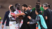 Dengan bench kedua tim berada tidak jauh, sejumlah pemain lain pun ikut berkerumun. Ruben Dias-nya Man City dan Krepin Diatta terlibat aksi dorong. Foto: REUTERS/ALEXANDRE DIMOU