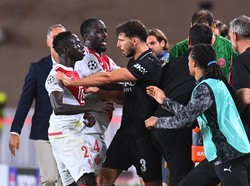 Dengan bench kedua tim berada tidak jauh, sejumlah pemain lain pun ikut berkerumun. Ruben Dias-nya Man City dan Krepin Diatta terlibat aksi dorong. Foto: REUTERS/ALEXANDRE DIMOU