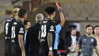 Di tengah ribut-ribut tersebut seorang pelatih Monaco diacungi kartu merah oleh wasit Manzano. Bernardo Silva, kapten Man City, dapat kartu kuning. Foto: AFP/FREDERIC DIDES