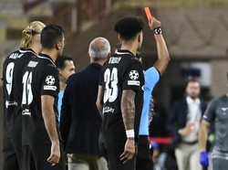 Di tengah ribut-ribut tersebut seorang pelatih Monaco diacungi kartu merah oleh wasit Manzano. Bernardo Silva, kapten Man City, dapat kartu kuning. Foto: AFP/FREDERIC DIDES