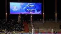 VAR memutuskan terjadinya pelanggaran yang membuat Monaco dapat tendangan penalti. Eric Dier mengonversinya untuk mengubah skor menjadi 2-2. Foto: Getty Images/Alex Pantling