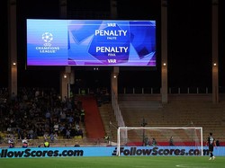 VAR memutuskan terjadinya pelanggaran yang membuat Monaco dapat tendangan penalti. Eric Dier mengonversinya untuk mengubah skor menjadi 2-2. Foto: Getty Images/Alex Pantling