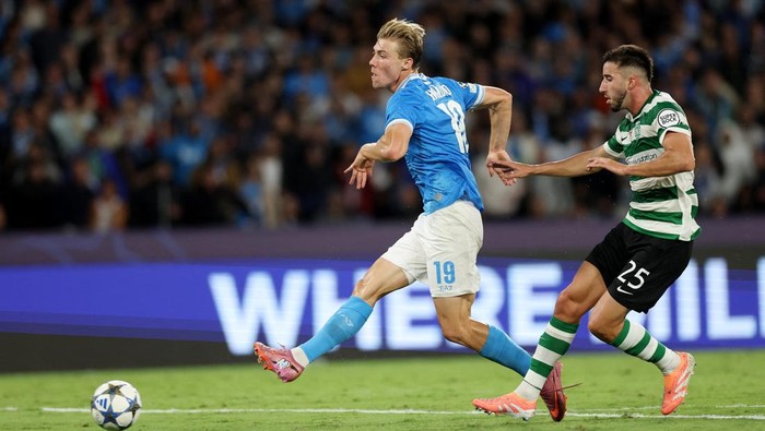 Soccer Football - UEFA Champions League - Napoli v Sporting CP - Stadio Diego Armando Maradona, Naples, Italy - October 1, 2025 Napolis Rasmus Hojlund scores their first goal REUTERS/Ciro De Luca