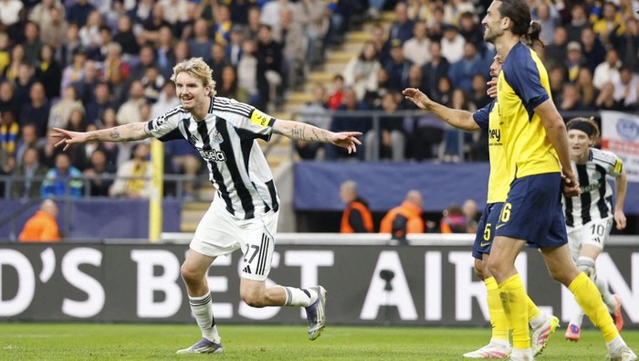Soccer Football - UEFA Champions League - Union Saint-Gilloise v Newcastle United - Lotto Park, Anderlecht, Belgium - October 1, 2025 Newcastle Uniteds Nick Woltemade celebrates scoring their first goal REUTERS/Peter Cziborra
