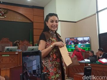 Penampilan Nikita Mirzani Pakai Batik di Sidang Melawan Reza Gladys