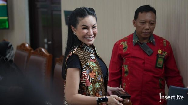 Nikita Mirzani jalani sidang kasus pemerasan dan tindak pidana pencucian uang (TPPU) di Pengadilan Negeri Jakarta Selatan, Kamis (2/10).
