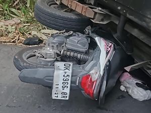 Motor Tertimpa Pikap Terguling, Pelajar 18 Tahun di Buleleng Tewas Motor Tertimpa Pikap Terguling, Pelajar 18 Tahun di Buleleng Tewas