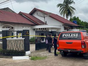 Sepatu Diduga Milik Perampok Ditemukan di Rumah IRT yang Tewas di Jambi Sepatu Diduga Milik Perampok Ditemukan di Rumah IRT yang Tewas di Jambi