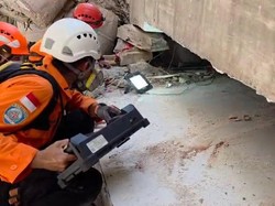 Detik-detik Pilu Tim SAR Pastikan Tak Ada Tanda Kehidupan di Balik Puing