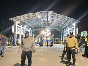 Respons Cepat Polisi-Damkar Tangani Kebakaran Kilang Minyak di Dumai Respons Cepat Polisi-Damkar Tangani Kebakaran Kilang Minyak di Dumai