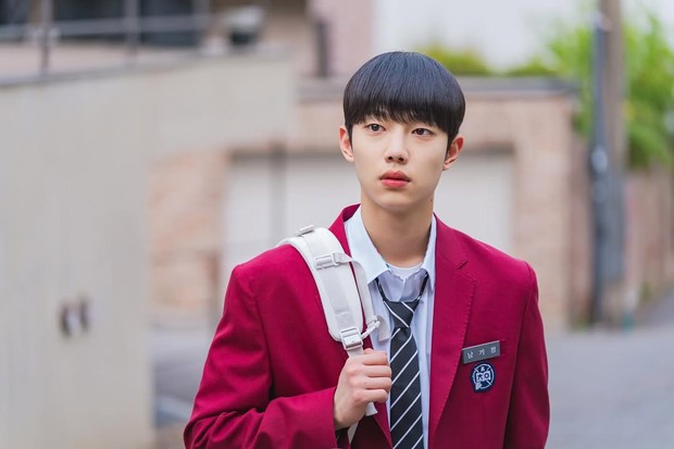 Potret Cho Jun Young dalam drama 'Spirit Fingers'/ Foto: instagram.com/tving.official Penampilan Cho Jung Young sebagai Nam Ki Jeong di drama 'Spirit Fingers'. Nam Ki Jeong merupakan siswa SMA berpenampilan nyentrik yang bekerja paruh waktu sebagai model.