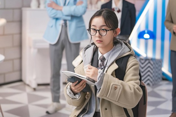 Potret Park Ji Hoo dalam drama 'Spirit Fingers'/ Foto: instagram.com/tving.official Park Ji Hoo kembali perankan siswa SMA untuk comeback terbarunya. Kali ini sang aktris menunjukkan sisi barunya sebagai siswi biasa yang menemukan tempat berkreasi.