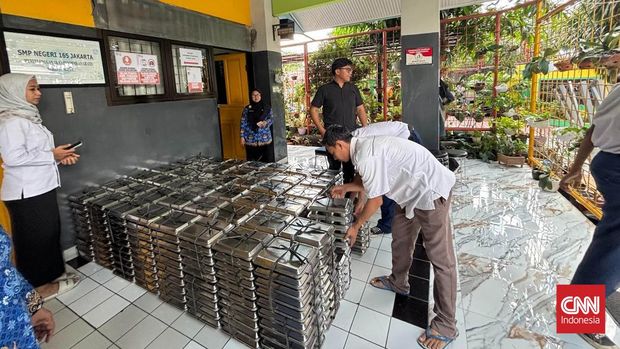 Pendistribusian Program Makan Bergizi Gratis (MBG) di SMPN 165 Jakarta pada Rabu (01/10).