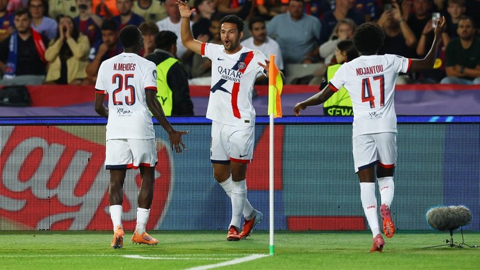Soccer Football - UEFA Champions League - FC Barcelona v Paris St Germain - Estadi Olimpic Lluis Companys, Barcelona, Spain - October 1, 2025 Paris St Germains Goncalo Ramos celebrates scoring their second goal with Nuno Mendes and Quentin Ndjantou REUTERS/Albert Gea