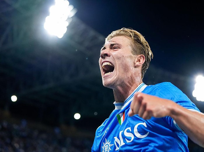Rasmus Hojlund of SSC Napoli celebrates after scoring first goal during the UEFA Champions League 2025/26 League Phase MD2 match between SSC Napoli and Sporting Lisbon at Stadio Diego Armando Maradona on October 1, 2025 in Neaples, Italy. (Photo by Giuseppe Maffia/NurPhoto via Getty Images)