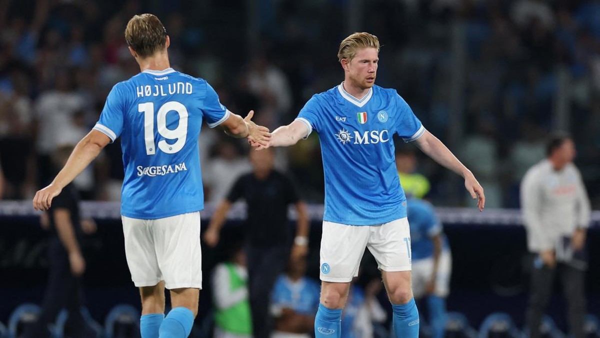 Rasmus Hojlund mencetak dua gol ke gawang Sporting CP berkat assist Kevin De Bruyne (Foto: REUTERS/Ciro De Luca)