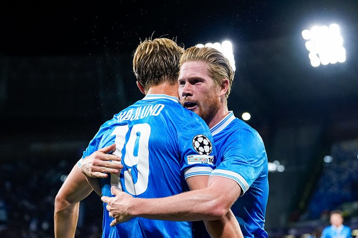 Rasmus Hojlund of SSC Napoli celebrates with Kevin De Bruyne after scoring first goal during the UEFA Champions League 2025/26 League Phase MD2 match between SSC Napoli and Sporting Lisbon at Stadio Diego Armando Maradona on October 1, 2025 in Neaples, Italy. (Photo by Giuseppe Maffia/NurPhoto via Getty Images)