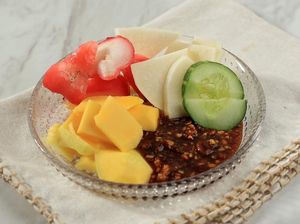 Resep Rujak Buah Sambal Lotis yang Pedasnya Bikin Melek Resep Rujak Buah Sambal Lotis yang Pedasnya Bikin Melek