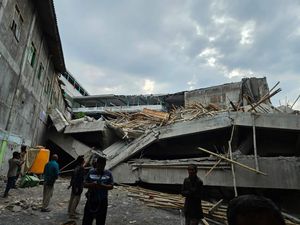 Video: Wali Santri Ponpes Ambruk Sidoarjo Cemas Karena TKP Bau Menyengat Video: Wali Santri Ponpes Ambruk Sidoarjo Cemas Karena TKP Bau Menyengat