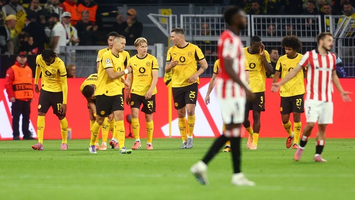 Soccer Football - UEFA Champions League - Borussia Dortmund v Athletic Bilbao - Signal Iduna Park, Dortmund, Germany - October 1, 2025 Borussia Dortmunds Daniel Svensson celebrates scoring their first goal with teammates REUTERS/Leon Kuegeler
