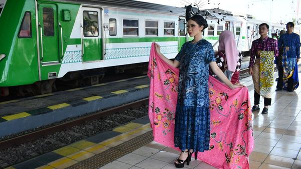 Stasiun KA Madiun Jadi Panggung Peragaan Busana Batik di Hari Batik Nasional
