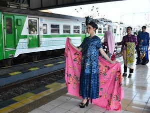 Stasiun KA Madiun Jadi Panggung Peragaan Busana Batik di Hari Batik Nasional Stasiun KA Madiun Jadi Panggung Peragaan Busana Batik di Hari Batik Nasional