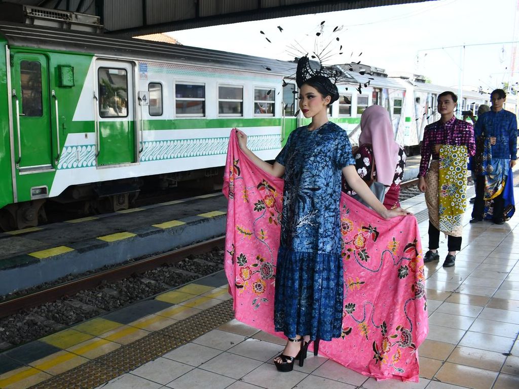 Stasiun KA Madiun Jadi Panggung Peragaan Busana Batik di Hari Batik Nasional Stasiun KA Madiun Jadi Panggung Peragaan Busana Batik di Hari Batik Nasional
