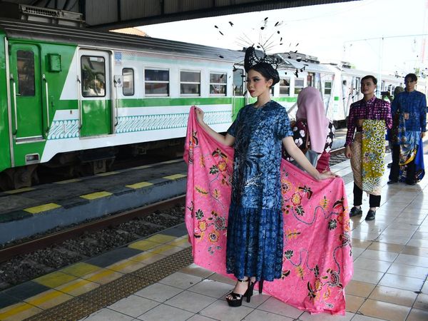 Stasiun KA Madiun Jadi Panggung Peragaan Busana Batik di Hari Batik Nasional