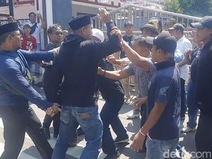 Pansus Hak Angket DPRD Pati Hadirkan Bupati Sudewo, Massa Pendukung Adu Jotos