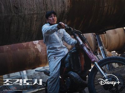 Ketegangan dalam Foto-foto Adegan Drakor Disney+ The Manipulated