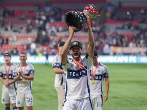 2 Bulan Bela Vancouver Whitecaps, Thomas Muller Angkat Piala 2 Bulan Bela Vancouver Whitecaps, Thomas Muller Angkat Piala