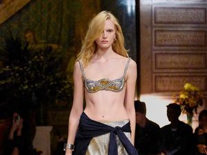Foto: 10 Look Terbaik Versace Spring-Summer 2026 Karya Desainer Baru Foto: 10 Look Terbaik Versace Spring-Summer 2026 Karya Desainer Baru