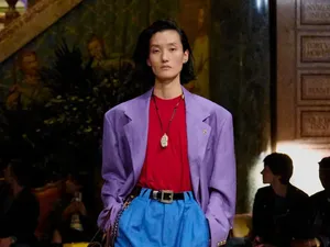 Belum Setahun, Desainer Baru Versace Keluar Setelah Prada Resmi Akuisisi