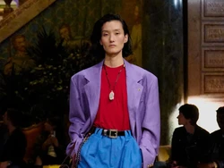 Belum Setahun, Desainer Baru Versace Keluar Setelah Prada Resmi Akuisisi