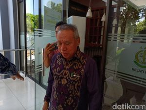 Wakil Ketua III DPRD NTB Kabur Hindari Media Usai Diperiksa Dana Siluman Pokir Wakil Ketua III DPRD NTB Kabur Hindari Media Usai Diperiksa Dana Siluman Pokir