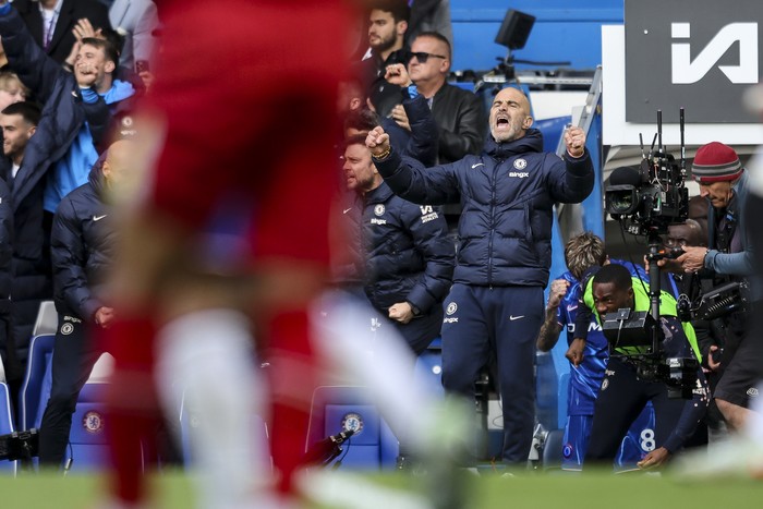 LONDON, ENGLAND - MAY 04: Head Coach Enzo Maresca of Chelsea celebrates after Cole Palmer scor to make it 3-1 during the Premier League match between Chelsea FC and Liverpool FC at Stamford Bridge on May 04, 2025 in London, England. (Photo by Robin Jones/Getty Images)