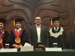 Waka Baleg DPR Ahmad Iman Sukri Raih Doktor Ilmu Administrasi di UI Waka Baleg DPR Ahmad Iman Sukri Raih Doktor Ilmu Administrasi di UI
