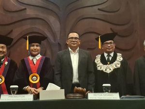 Waka Baleg DPR Ahmad Iman Sukri Raih Doktor Ilmu Administrasi di UI Waka Baleg DPR Ahmad Iman Sukri Raih Doktor Ilmu Administrasi di UI