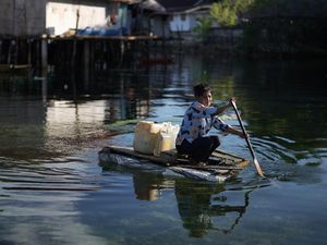 Air Bersih Belum Merata, Suku Bajo Masih Bergantung pada Jeriken Air Air Bersih Belum Merata, Suku Bajo Masih Bergantung pada Jeriken Air